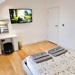 Lmk, 2 Bedroom Apartment, With Roof Terrace, Free Parking, Ev Charger, Great Location.