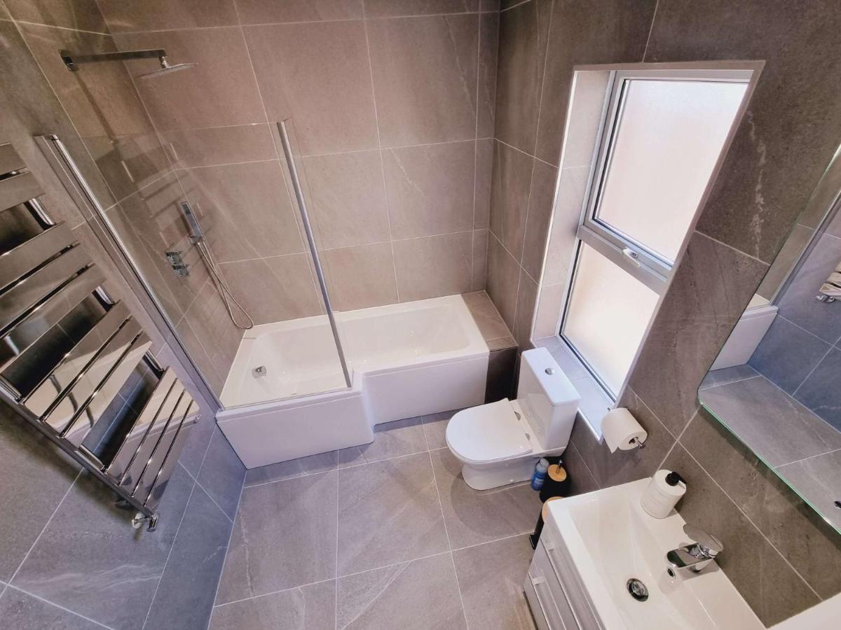 Apartment Lmk, 2 Bedroom Apartment, With Roof Terrace, Free Parking, Ev Charger, Great Location.