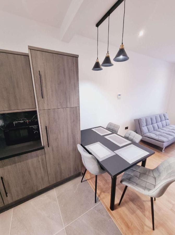 Lmk, 2 Bedroom Apartment, With Roof Terrace, Free Parking, Ev Charger, Great Location. * Belfast