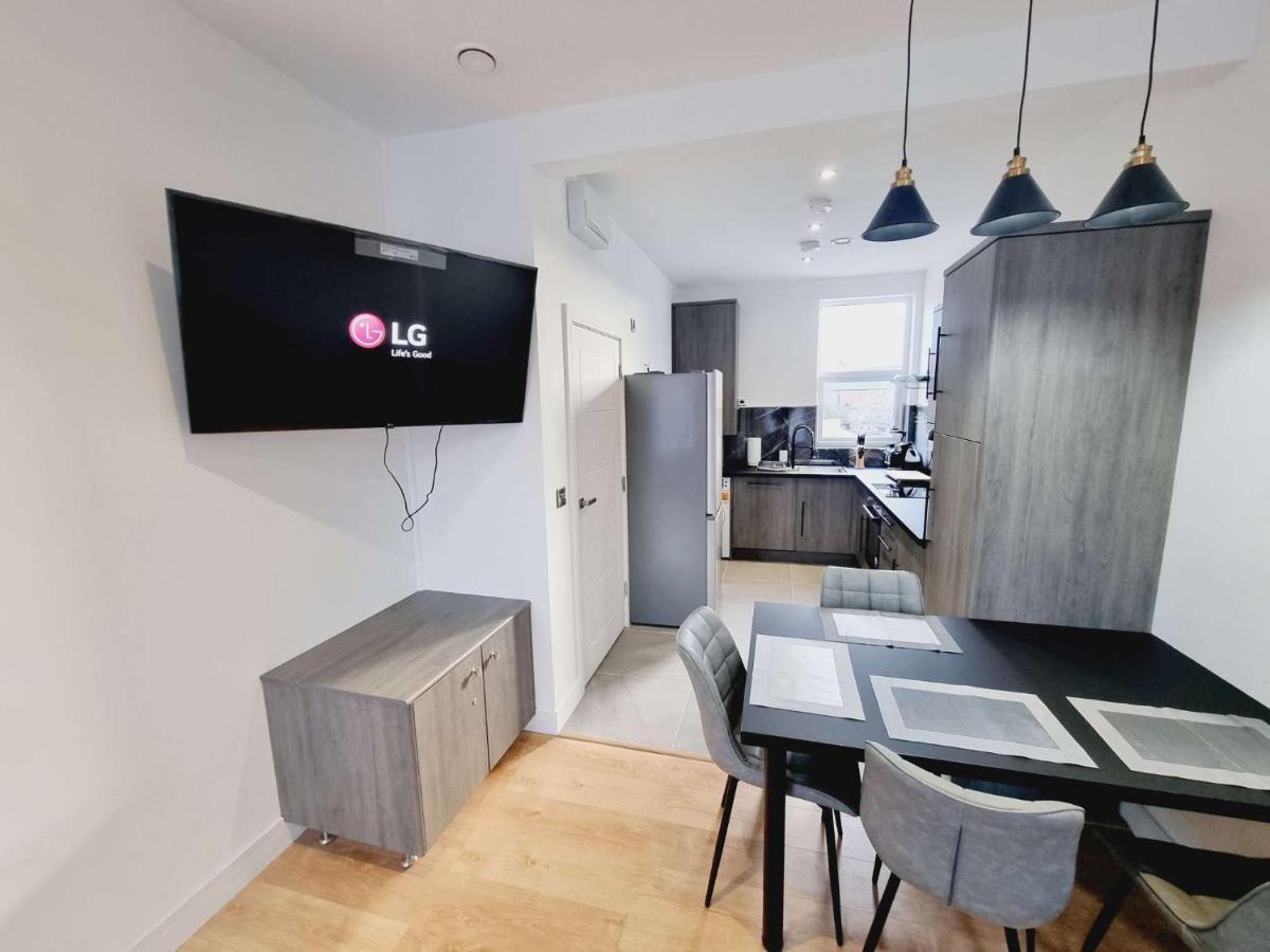 Lmk, 2 Bedroom Apartment, With Roof Terrace, Free Parking, Ev Charger, Great Location. Apartment *