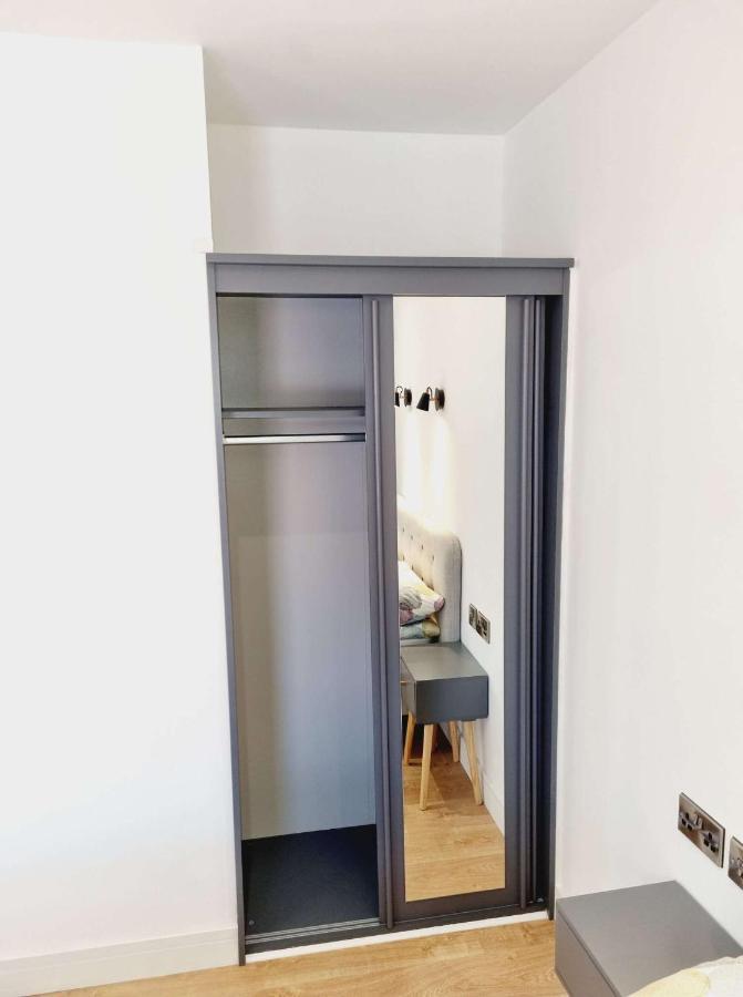 Lmk, 2 Bedroom Apartment, With Roof Terrace, Free Parking, Ev Charger, Great Location. *