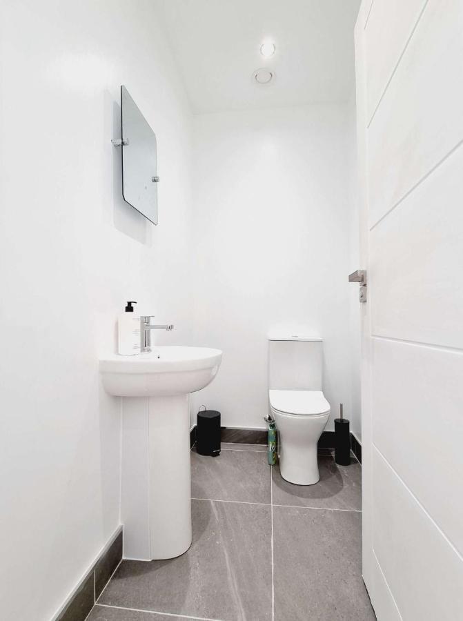 Lmk, 2 Bedroom Apartment, With Roof Terrace, Free Parking, Ev Charger, Great Location. Apartment *