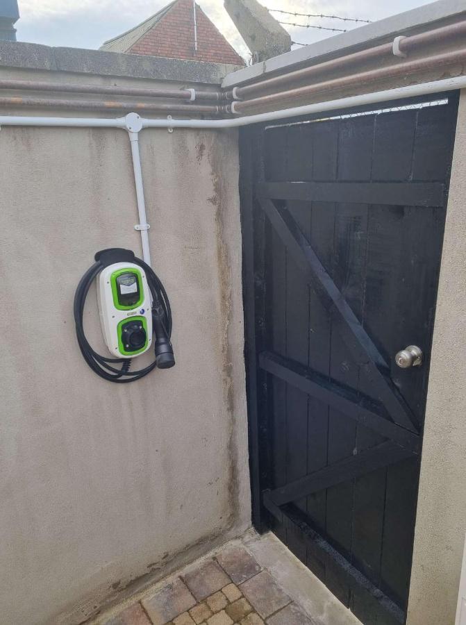 Apartment Lmk, 2 Bedroom Apartment, With Roof Terrace, Free Parking, Ev Charger, Great Location. *