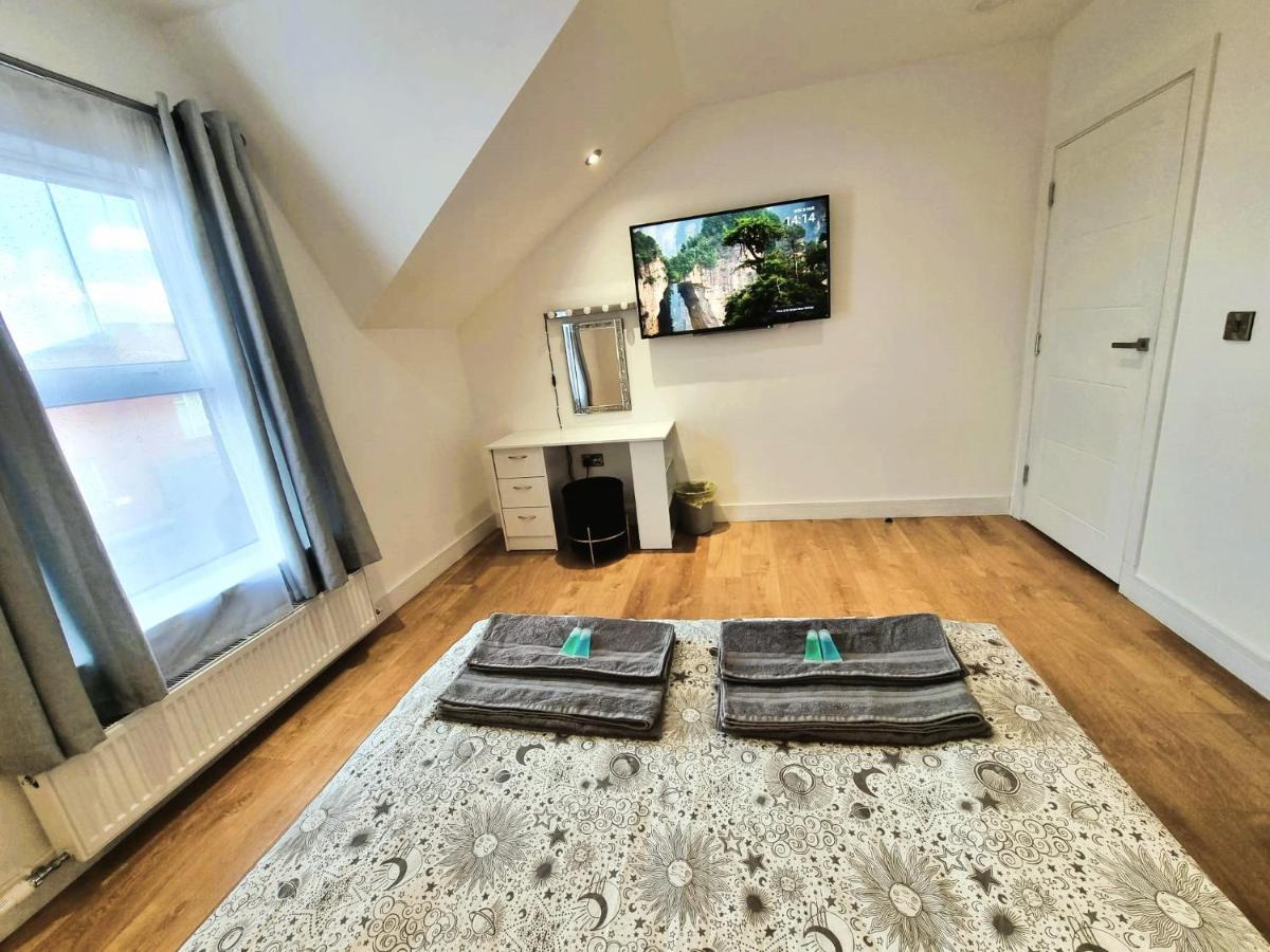 Apartment Lmk, 2 Bedroom Apartment, With Roof Terrace, Free Parking, Ev Charger, Great Location.